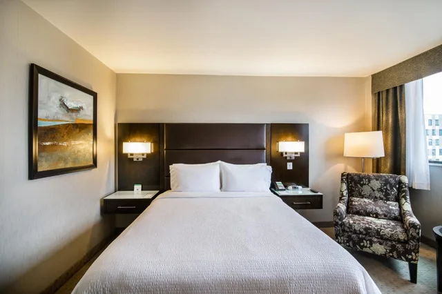 غرفة قياسية بسرير كينج وسرير كوين في طابق مرتفع، Holiday Inn Vancouver Centre 2/8
