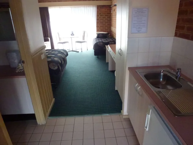 غرفة بسرير كوين وسرير فردي، Colonial Motor Inn Bairnsdale 4/4
