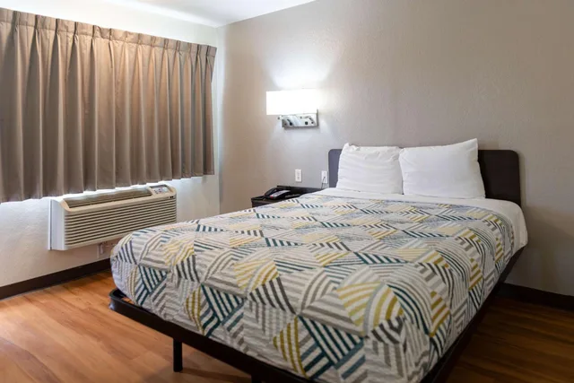 1 Queen Bed - ADA/Ri Shower/Smoking، Motel6 Lufkin, TX 6/10