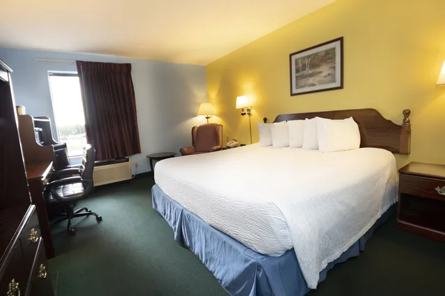 غرفة بسرير كينج لذوي الإعاقة، Days Inn By Wyndham Battlefield Rd/Hwy 65 5/10