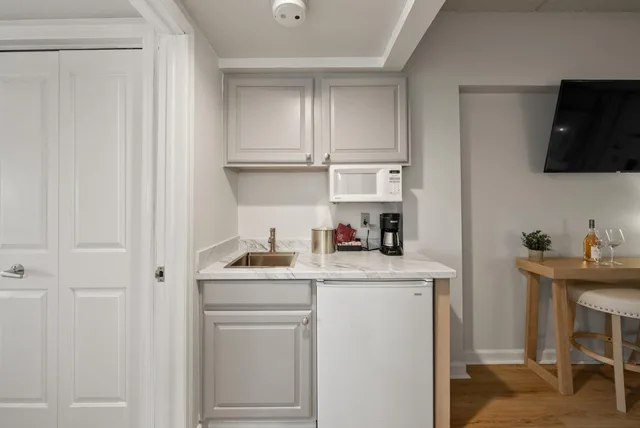 غرفة بسرير كينج بإطلالة على المتنزه مع أريكة، Bella Vista Suites 3/6