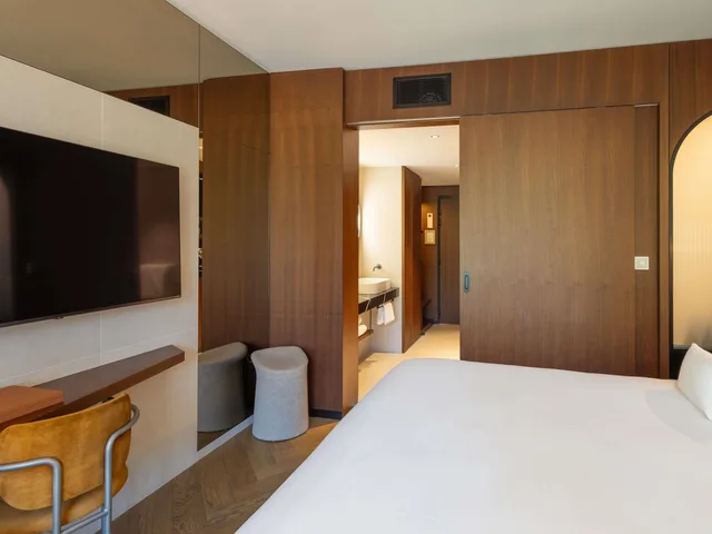 غرفة ديلوكس بسرير كينج بشرفة، L Esquisse Hotel & Spa Colmar - MGallery Collection 5/9
