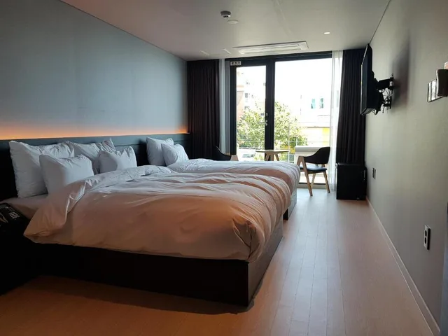 غرفة بسريرين منفصلين بشرفة، Suntree Hotel 1/2
