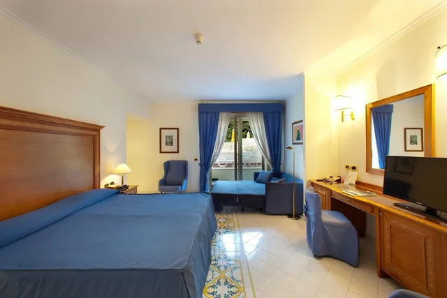 غرفة عائلية بسريرين منفصلين بشرفة مع أريكة، Hotel Continental Sorrento 1/4