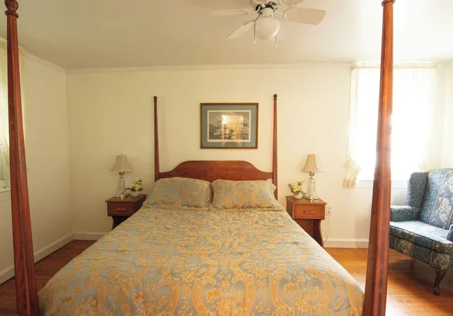 غرفة سوبيريور بسرير كوين بإطلالة على الفناء، Blackberry River Inn 2/4