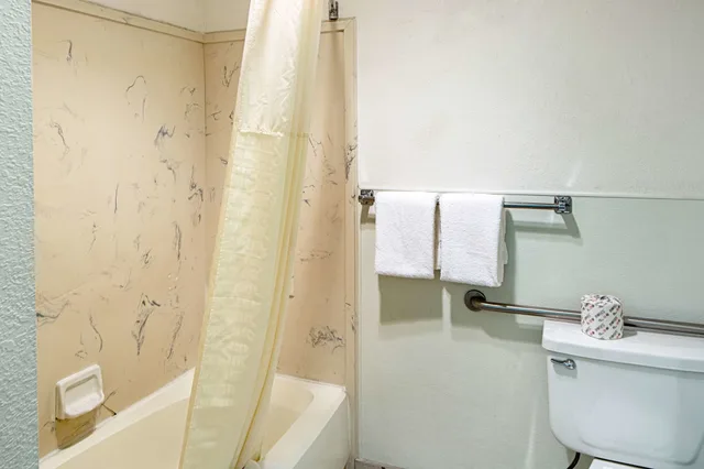 غرفة بسرير كوين لذوي الإعاقة، Rodeway Inn At Nevada State Capitol 8/9