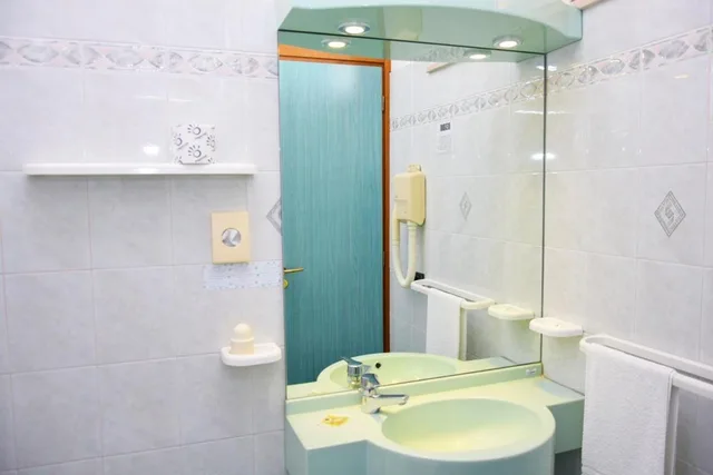 غرفة ثلاثية، Hotel Astor 4/8