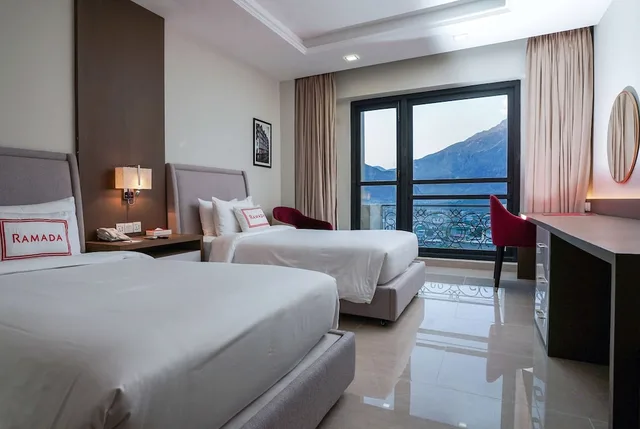 غرفة ديلوكس بسريرين منفصلين، Ramada Resort by Wyndham Gilgit 1/2