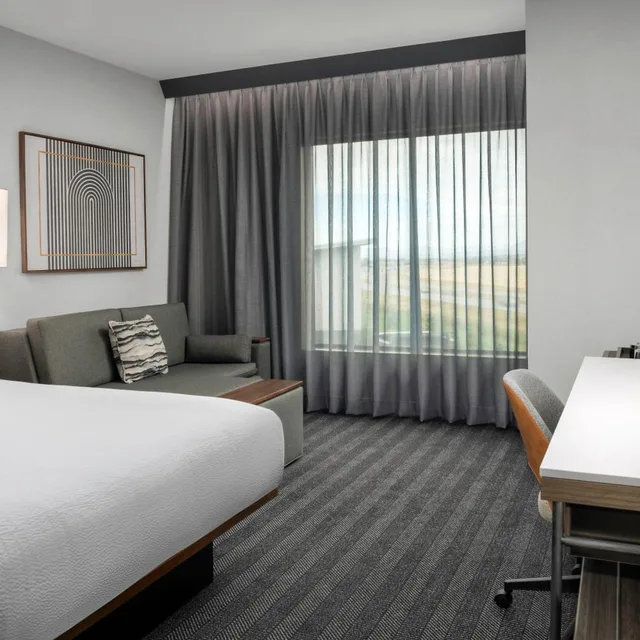Standard, King Bed, Sofa, Bathtub, Accessible, Courtyard by Marriott Bozeman 4/8