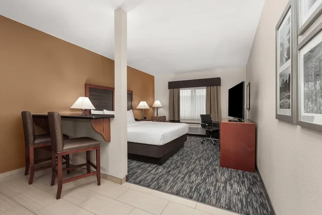 غرفة ديلوكس بسرير كينج، La Quinta Inn & Suites by Wyndham Midwest City - Tinker AFB 2/5