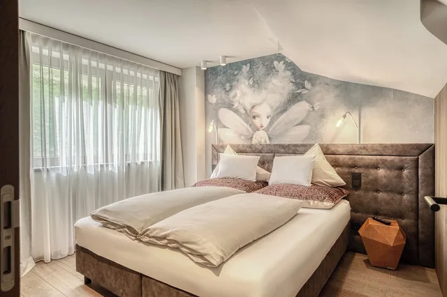 جناح بريميوم بسريرين منفصلين وسرير كوين بشرفة مع أريكة، Alpin Lodge Das Zillergrund 3/10