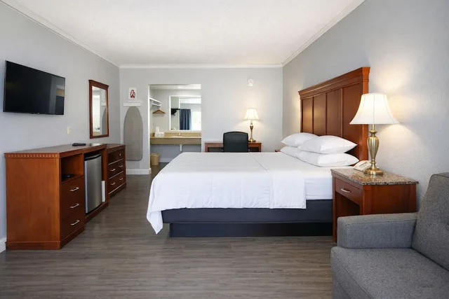 غرفة كومفورت بسرير كينج لذوي الإعاقة، Antioch Quarters Inn and Suites 1/10