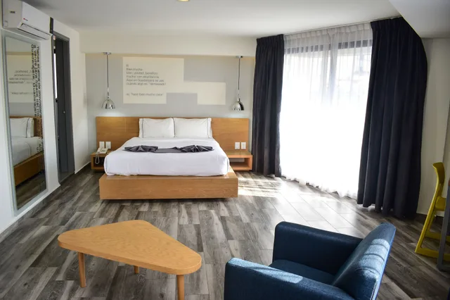 جناح جونيور بسرير كوين مع أريكة، Hotel Perla Central 3/3