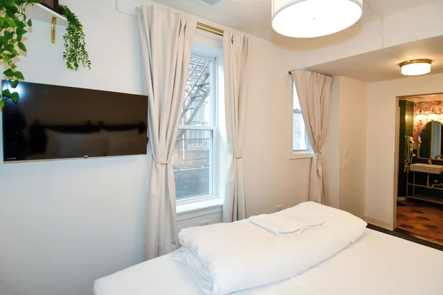 Cozy, King Bed, Partial View, Side Street View, Annex، Highroad Hostel Dc 4/5