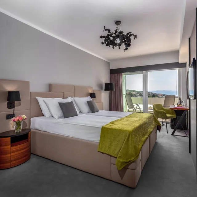 Superior, Double Bed, Two Extra Beds, Side Sea View, 2 Sofa, Balcony، Hotel Omorika Crikvenica 1/10