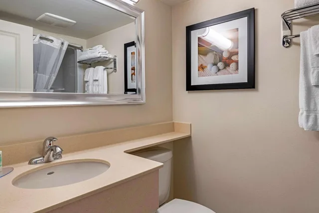 جناح بسرير كينج مع أريكة، Quality Inn & Suites Quispamsis 4/4