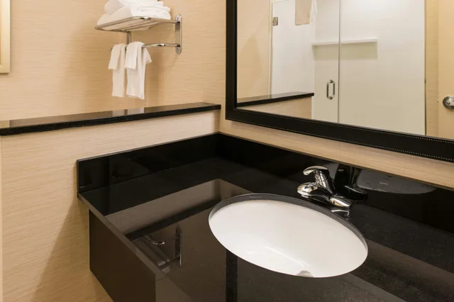 غرفة بسرير كينج، Fairfield Inn Suites Utica 2/3