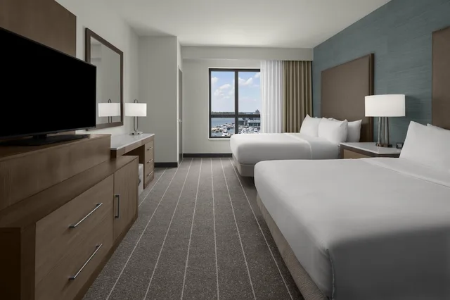 جناح بسريرين كوين بإطلالة على النهر مع أريكة، Embassy Suites by Hilton Wilmington Riverfront 2/6
