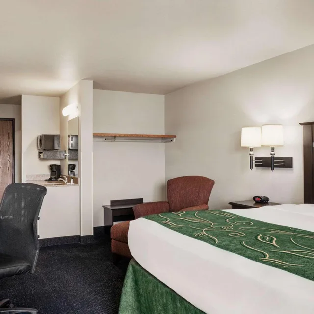 Deluxe, Queen Bed, Accessible, Travelodge By Wyndham Mcalester 1/4