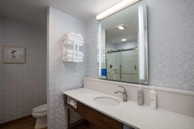 Room, King Bed, Stadium View، Hampton Inn by Hilton Green Bay Stadium 6/6