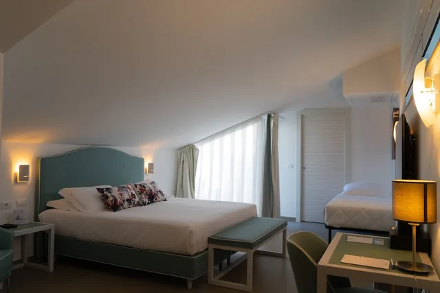 غرفة بسرير مزدوج بإطلالة على المدينة بشرفة، Seaside Hotel 1/2