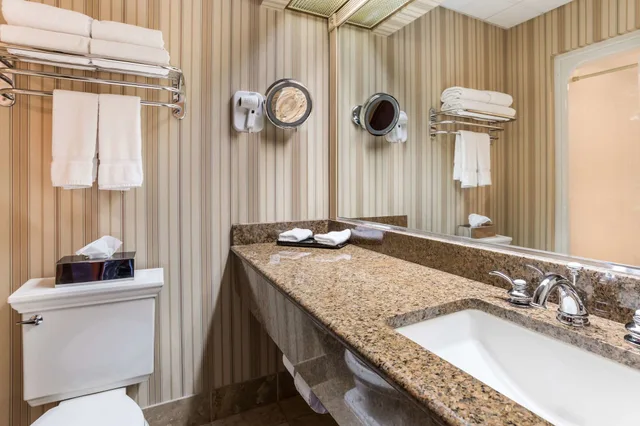 غرفة قياسية بسريرين كوين، Traditions Hotel Spa Ascend Hotel Collection 4/4