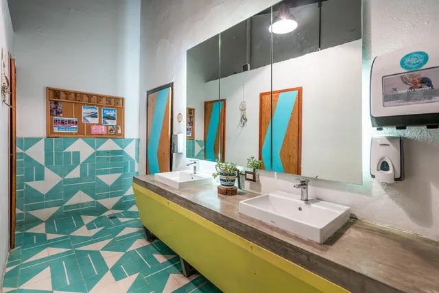 سكن مشترك مختلط قياسي بأسرّة بطابقين بحمام مشترك، Adra Hostel 2/2
