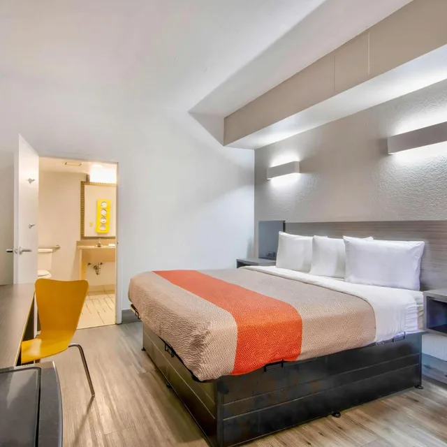 جناح، Motel6 Lafayette, LA 2/7