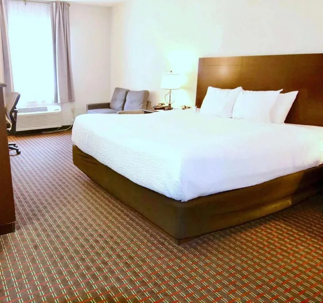 غرفة قياسية بسرير كينج لذوي الإعاقة، Ramada by Wyndham Tell City 4/6