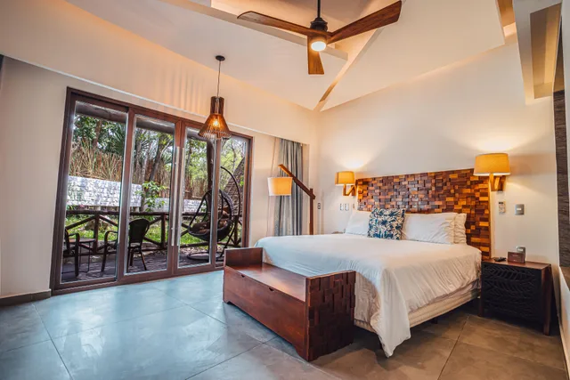 غرفة بسرير كينج بإطلالة على الحديقة بشرفة، Mia Bacalar Luxury Resort and Spa 1/2