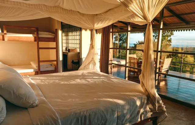 غرفة بسرير مزدوج وسرير بطابقين، Sumberkima Hill Private Villa Retreat 1/3