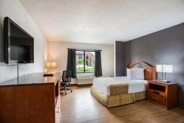 Room, Double Bed, OYO Hotel Orlando Airport 3/4