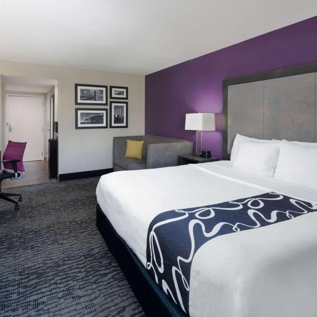 Executive, King Bed, Sofa, La Quinta Inn and Suites by Wyndham Kennesaw 2/8