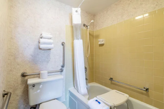 غرفة بسرير كوين بجاكوزي، Motel6 Eau Claire, WI 8/9