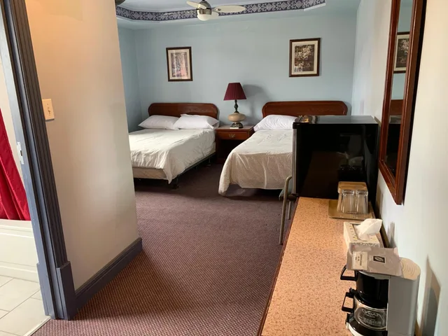 غرفة بسرير كينج وسريرين كوين، Lakeview Hotel 9/10