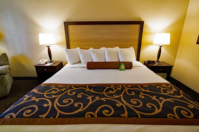Gallery, Suite, King Bed, Jetted Tub، Best Western Plus Heritage Inn 4/6