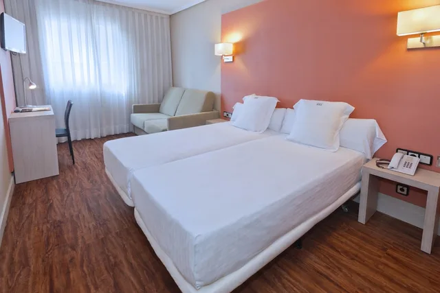 غرفة رباعية، Hotel Num 1/5
