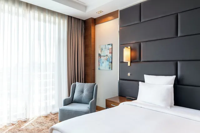 جناح تنفيذي بسرير كينج مع أريكة، Movenpick Winter Park Baku 3/6