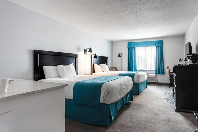 غرفة بسرير كينج وسريرين كوين يُسمح فيها بالحيوانات الأليفة بمطبخ صغير، Ramada By Wyndham Surrey/Langley 4/9