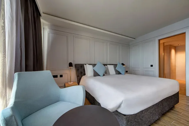 غرفة فاخرة بسرير كوين بإطلالة على البحر، Land's End Boutique Hotel 2/4