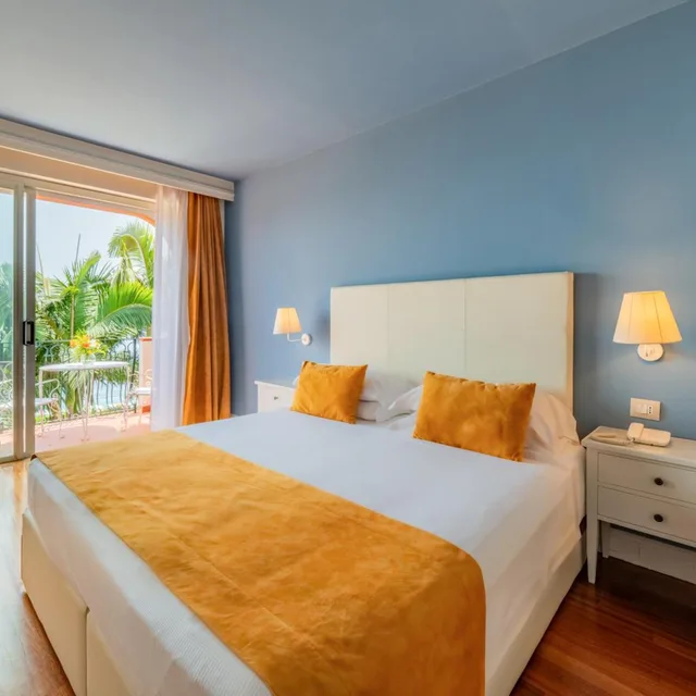 غرفة بريميوم بسرير مزدوج بإطلالة على البحر بشرفة في الطابق العلوي، Hotel Caparena 2/4
