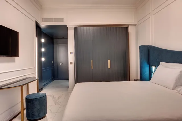 غرفة كومفورت بسرير كينج، Majestic Palace Sorrento, Curio Collection by Hilton 1/6