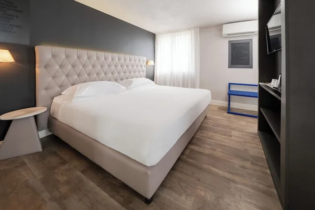 جناح بسرير كينج بإطلالة على البحيرة مع أريكة، Al Campanile Aparthotel Suite 1/5