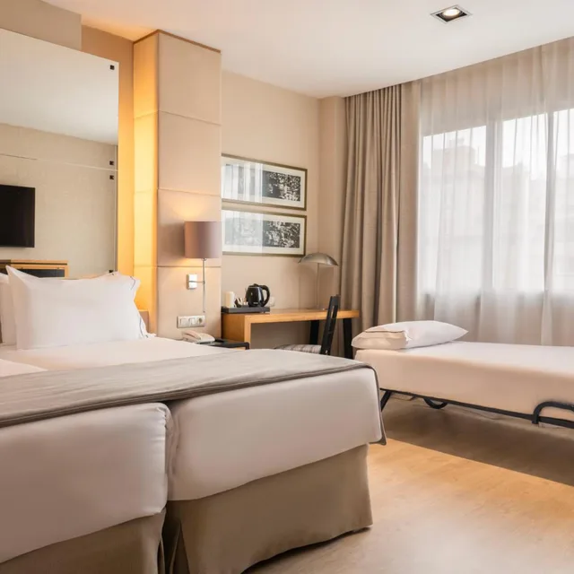 غرفة ثلاثية بسرير كينج، Hotel Hesperia Barcelona Presidente 3/10