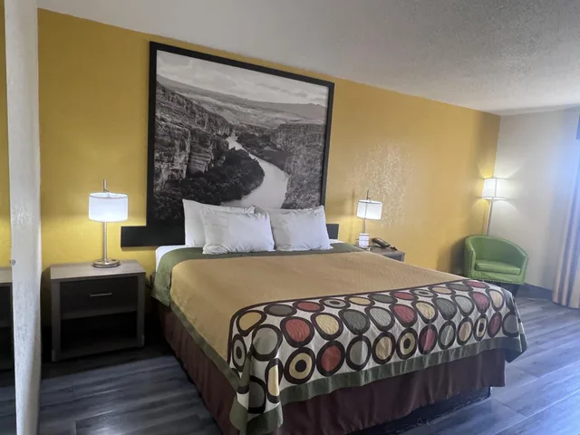 غرفة بسرير كينج للمدخنين، Super 8 By Wyndham Ft Stockton 3/8