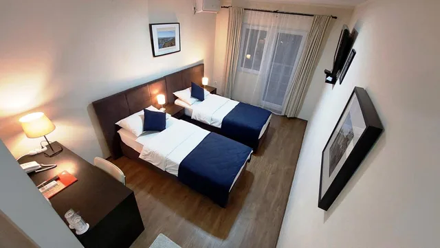 غرفة بسريرين منفصلين بشرفة، Villa Panorama 6/10