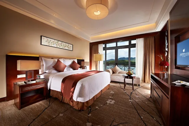 غرفة سوبيريور بسرير كوين بإطلالة على البحيرة، NEW CENTURY RESORT SIMING LAKE YUYAO 1/2