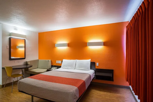 غرفة قياسية بسرير كينج، Motel6 Wenatchee, WA 4/8