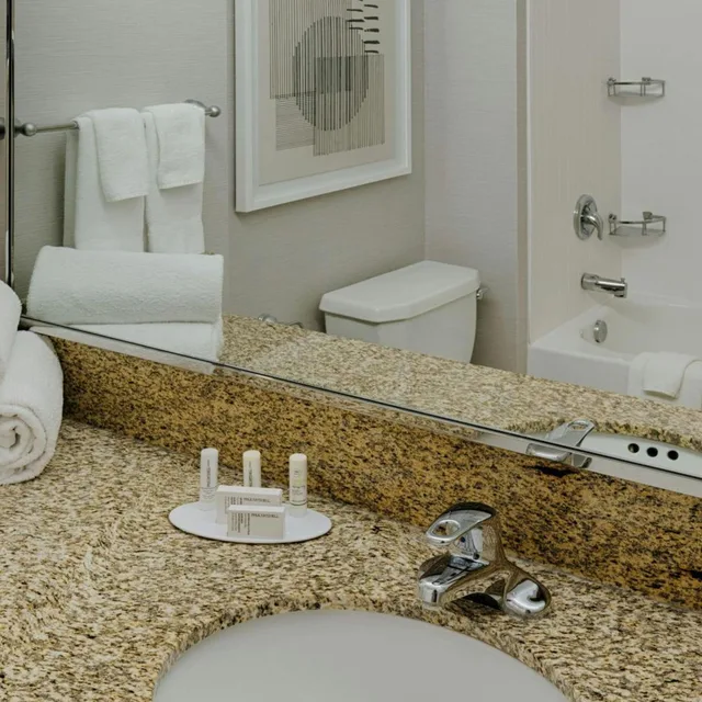 جناح بسرير كينج بغرفة نوم واحدة مع أريكة بحوض استحمام لذوي الإعاقة، Courtyard By Marriott Springfield Downtown 3/8