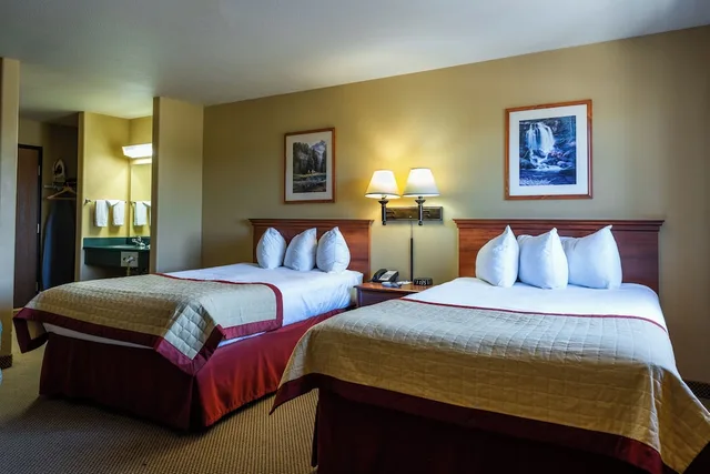 غرفة بسريرين مزدوجين يُسمح فيها بالحيوانات الأليفة بمطبخ صغير، Pinedale Hotel & Suites 1/3